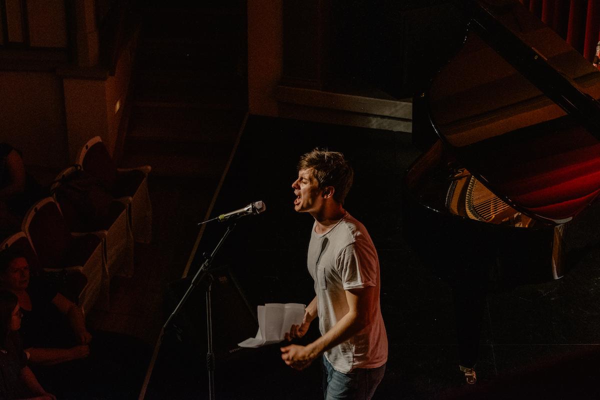 Bild von Marcel Schneuer schreiend vor einem Mikro.